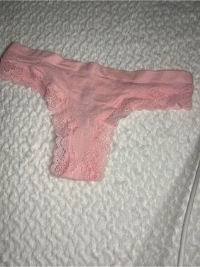 Victoria’s Secret pink lace edge thong nwt size medium retired